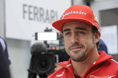 Curiosa mueca de Fernando Alonso