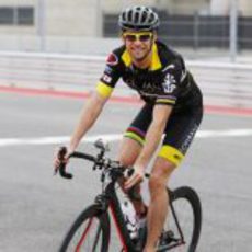 Jenson Button en bici en el Circuito de las Américas