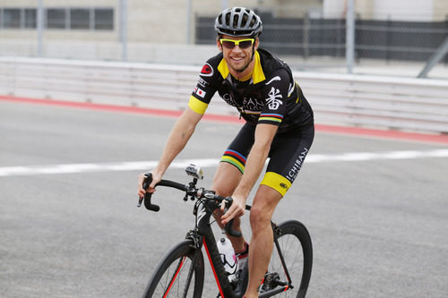 Jenson Button en bici en el Circuito de las Américas