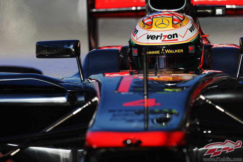 Lewis Hamilton con su nuevo casco en el GP de Estados Unidos 2012