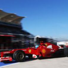 Fernando Alonso sale de boxes con el Ferrari F2012 en Austin