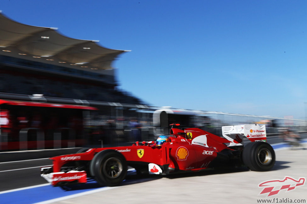 Fernando Alonso sale de boxes con el Ferrari F2012 en Austin