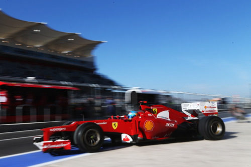 Fernando Alonso sale de boxes con el Ferrari F2012 en Austin