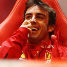 Fernando Alonso se parte de risa en el box de Ferrari