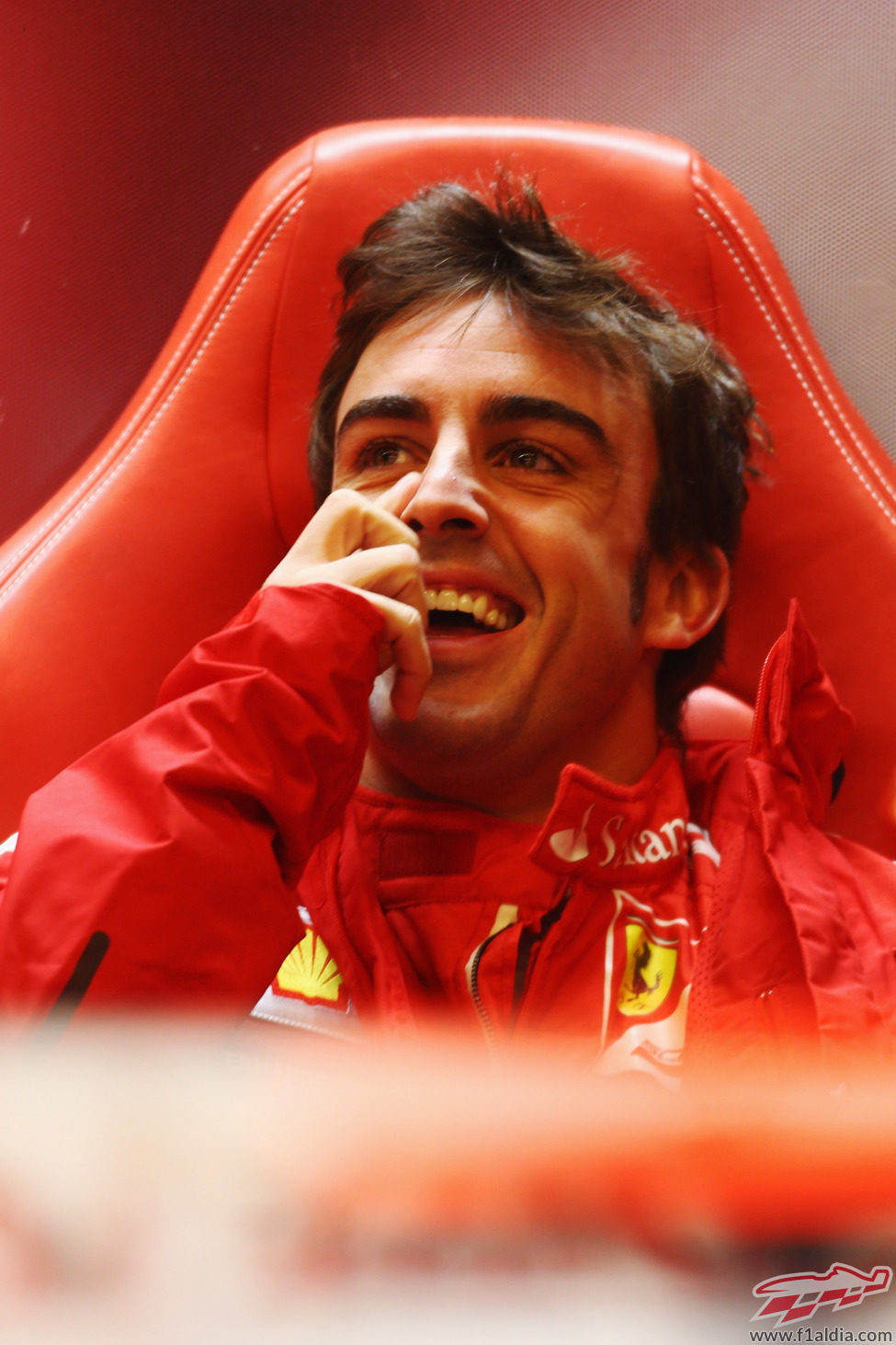 Fernando Alonso se parte de risa en el box de Ferrari