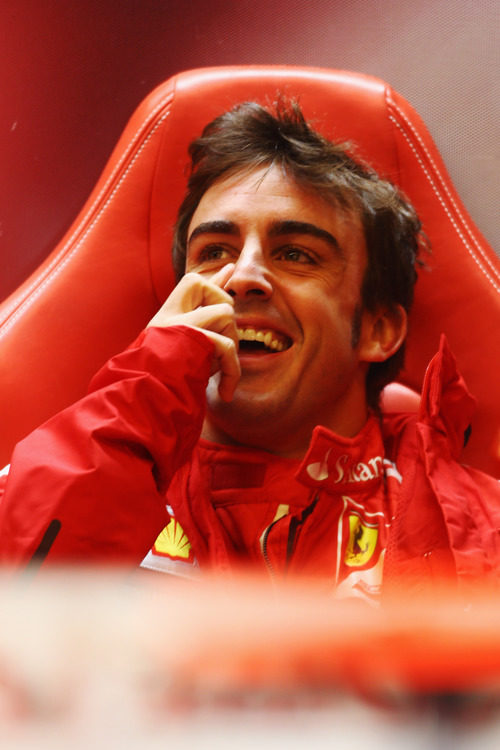 Fernando Alonso se parte de risa en el box de Ferrari