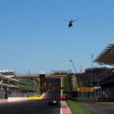 Monoplazas en la pista de Austin y un helicóptero en el cielo