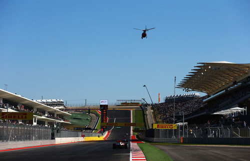 Monoplazas en la pista de Austin y un helicóptero en el cielo