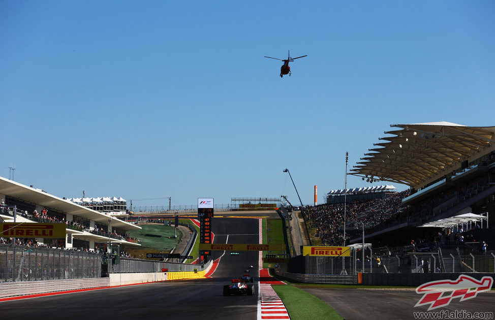 Monoplazas en la pista de Austin y un helicóptero en el cielo