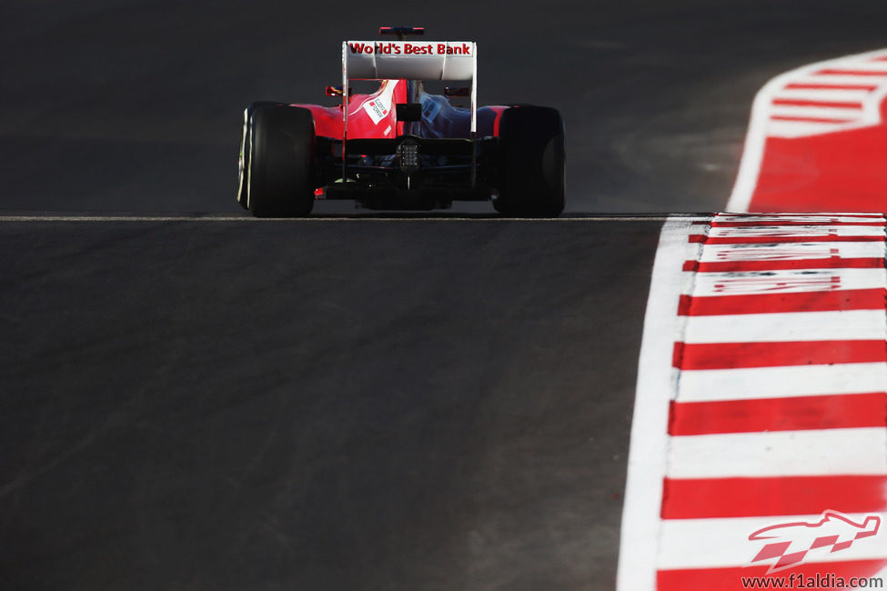 Fernando Alonso sobre el asfalto negro de Austin