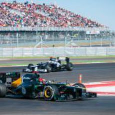 Heikki Kovalainen y Pastor Maldonado ruedan en los libres