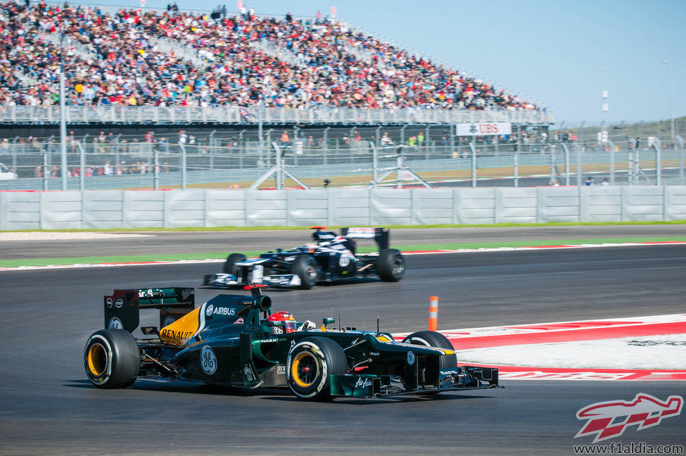 Heikki Kovalainen y Pastor Maldonado ruedan en los libres