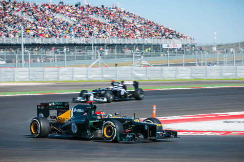 Heikki Kovalainen y Pastor Maldonado ruedan en los libres