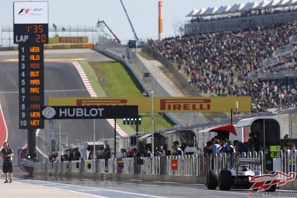 Pastor Maldonado en el pitlane del Circuito de las Américas