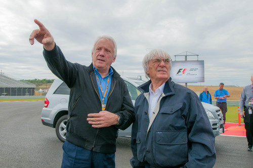 Charlie Whiting explica el trabajo a Bernie Ecclestone