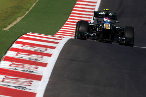 Vitaly Petrov rueda en los cambios de elevación del circuito de Austin