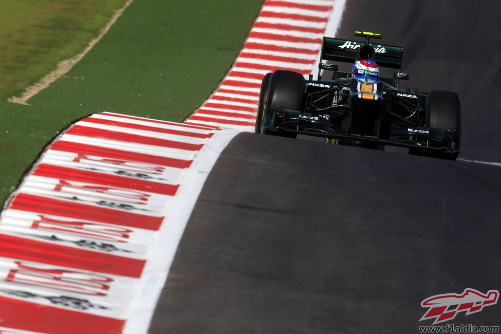 Vitaly Petrov rueda en los cambios de elevación del circuito de Austin