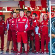 Los mecánicos de Ferrari tapan el F2012