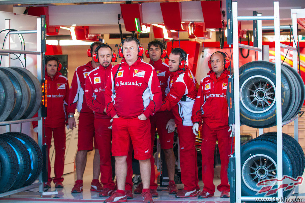 Los mecánicos de Ferrari tapan el F2012