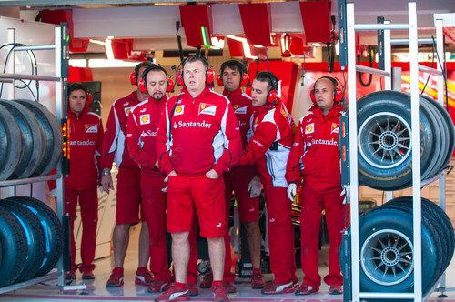 Los mecánicos de Ferrari tapan el F2012
