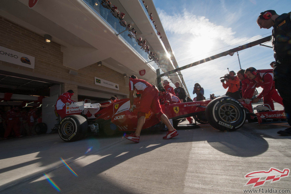 Fernando Alonso vuelve a boxes