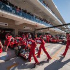 Los dos Ferrari vuelven a boxes