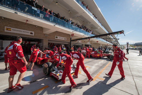 Los dos Ferrari vuelven a boxes