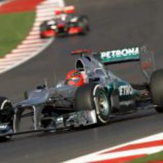 Michael Schumacher pilota por delante de un McLaren en Austin