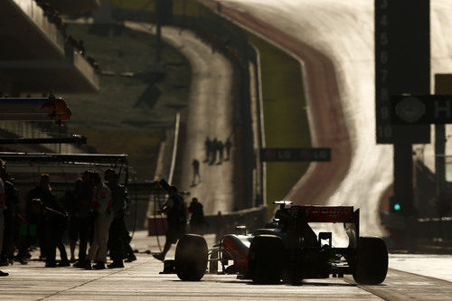 Lewis Hamilton regresa a los boxes del Circuito de las Américas