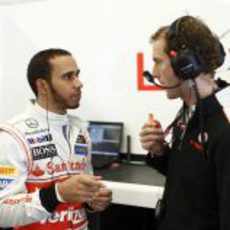 Lewis Hamilton habla con su ingeniero en el garaje de McLaren