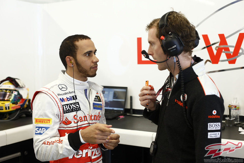 Lewis Hamilton habla con su ingeniero en el garaje de McLaren