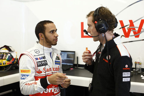 Lewis Hamilton habla con su ingeniero en el garaje de McLaren