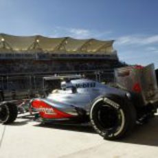 Lewis Hamilton sale de boxes con su McLaren en Austin