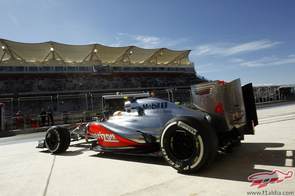 Lewis Hamilton sale de boxes con su McLaren en Austin