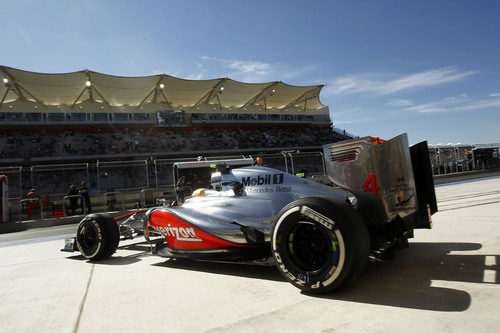 Lewis Hamilton sale de boxes con su McLaren en Austin