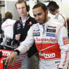 Lewis Hamilton en el garaje de McLaren