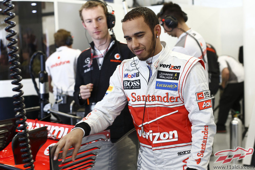 Lewis Hamilton en el garaje de McLaren