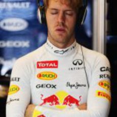 Sebastian Vettel se concentra escuchando música