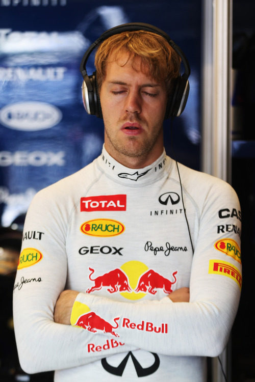 Sebastian Vettel se concentra escuchando música