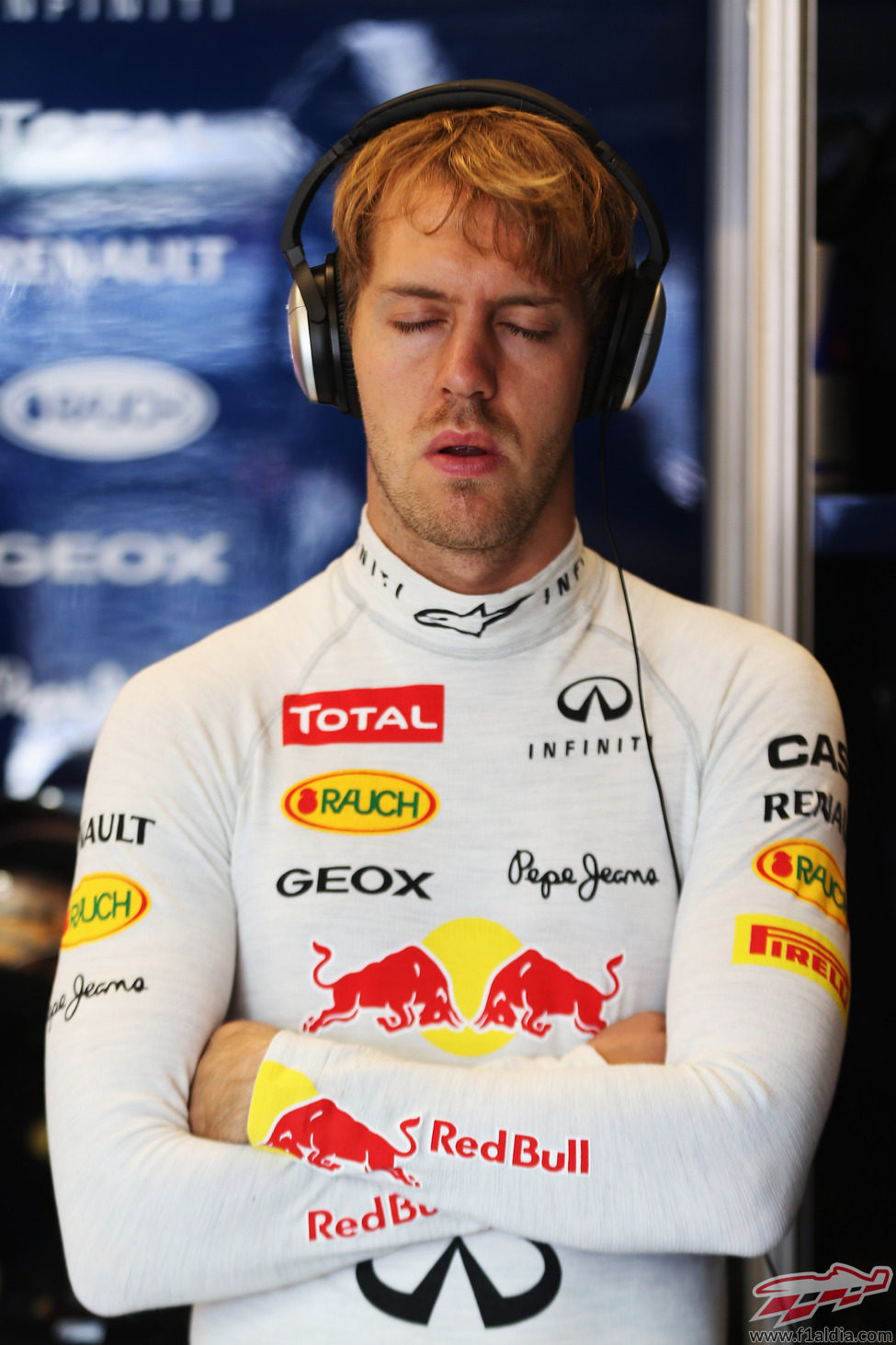 Sebastian Vettel se concentra escuchando música