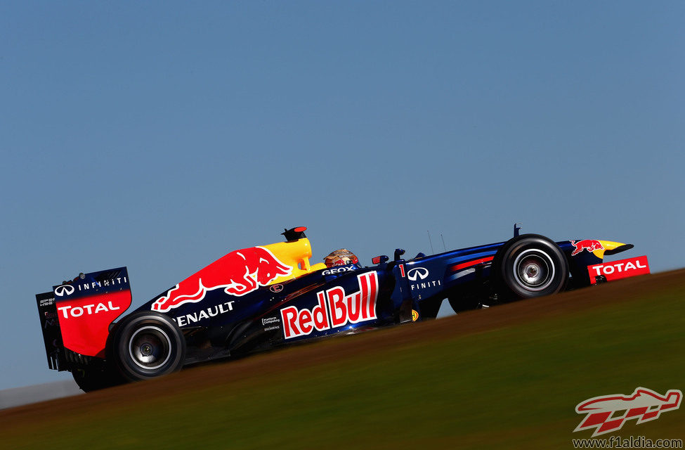 Sebastian Vettel pilota su RB8 en el Circuito de las Américas