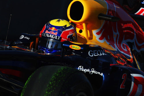 Mark Webber con parafina en sus neumáticos durante los libres