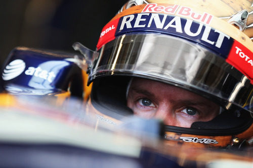 Sebastian Vettel muy concentrado en el interior de su RB8