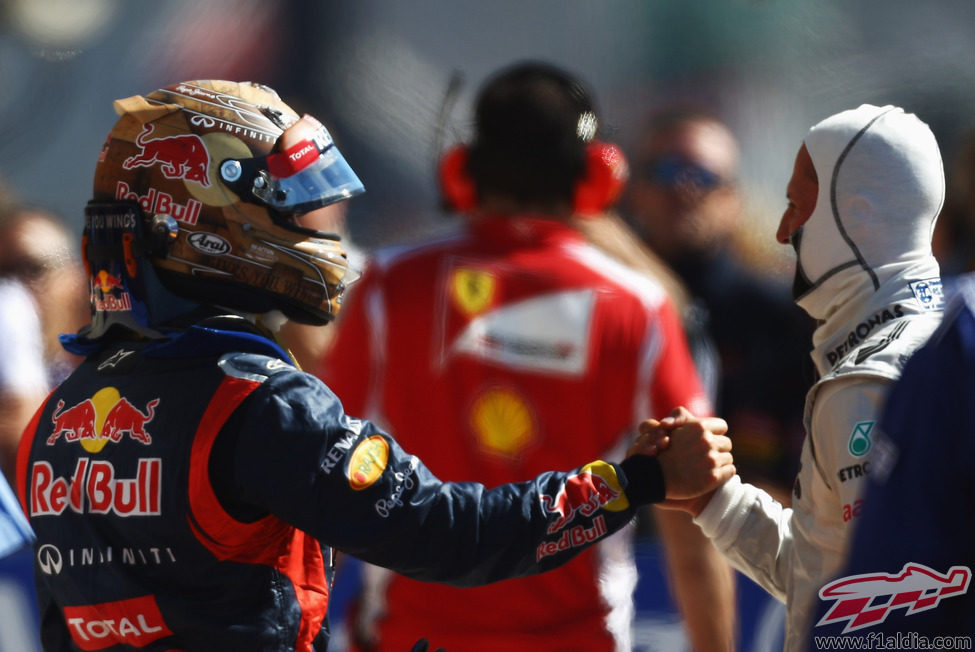 Michael Schumacher felicita a Sebastian Vettel tras su 'pole' en Austin