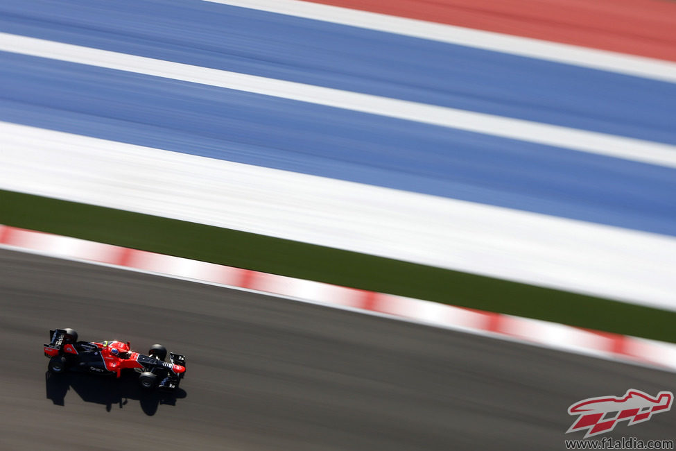 Charles Pic aborda un curva de Austin