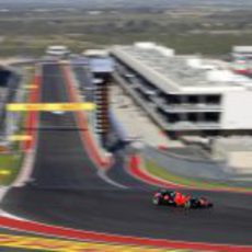 Timo Glock afronta la primera curva en Austin