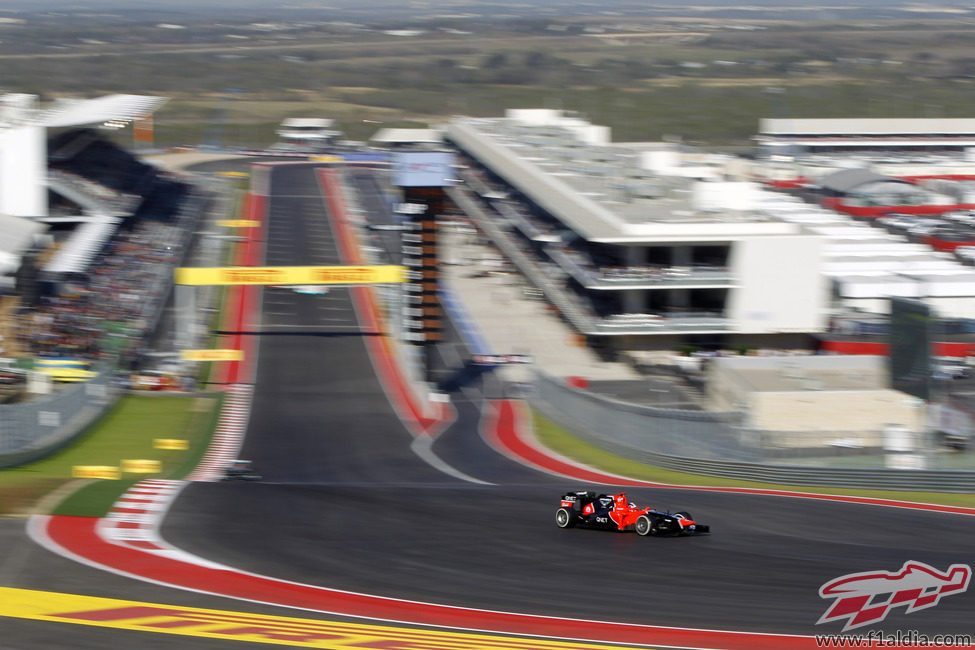 Timo Glock afronta la primera curva en Austin