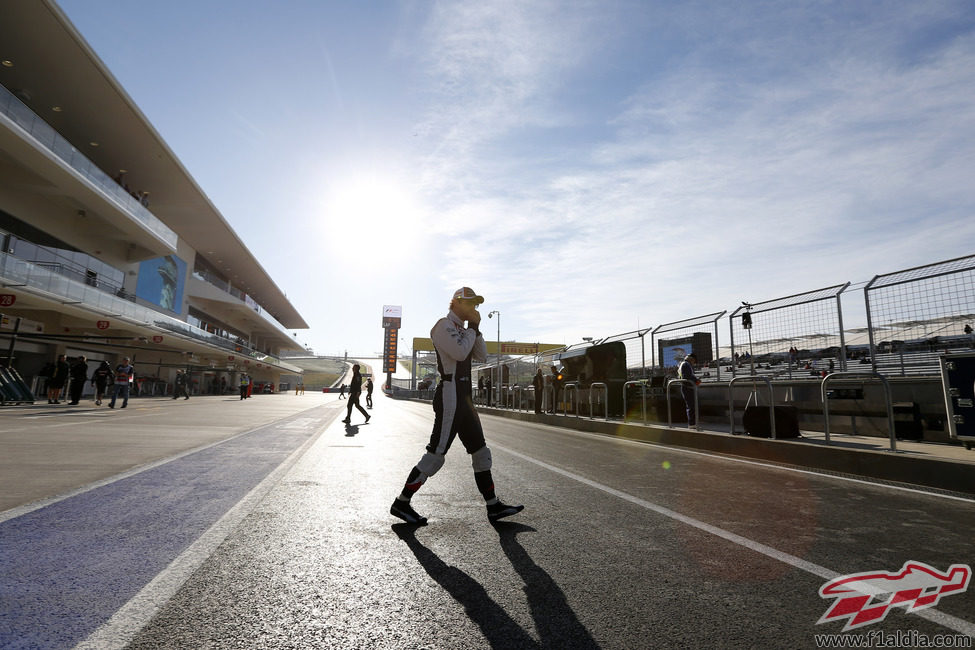 Bruno Senna cruza el pitlane