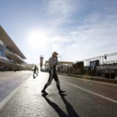 Bruno Senna cruza el pitlane