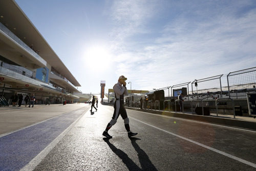 Bruno Senna cruza el pitlane